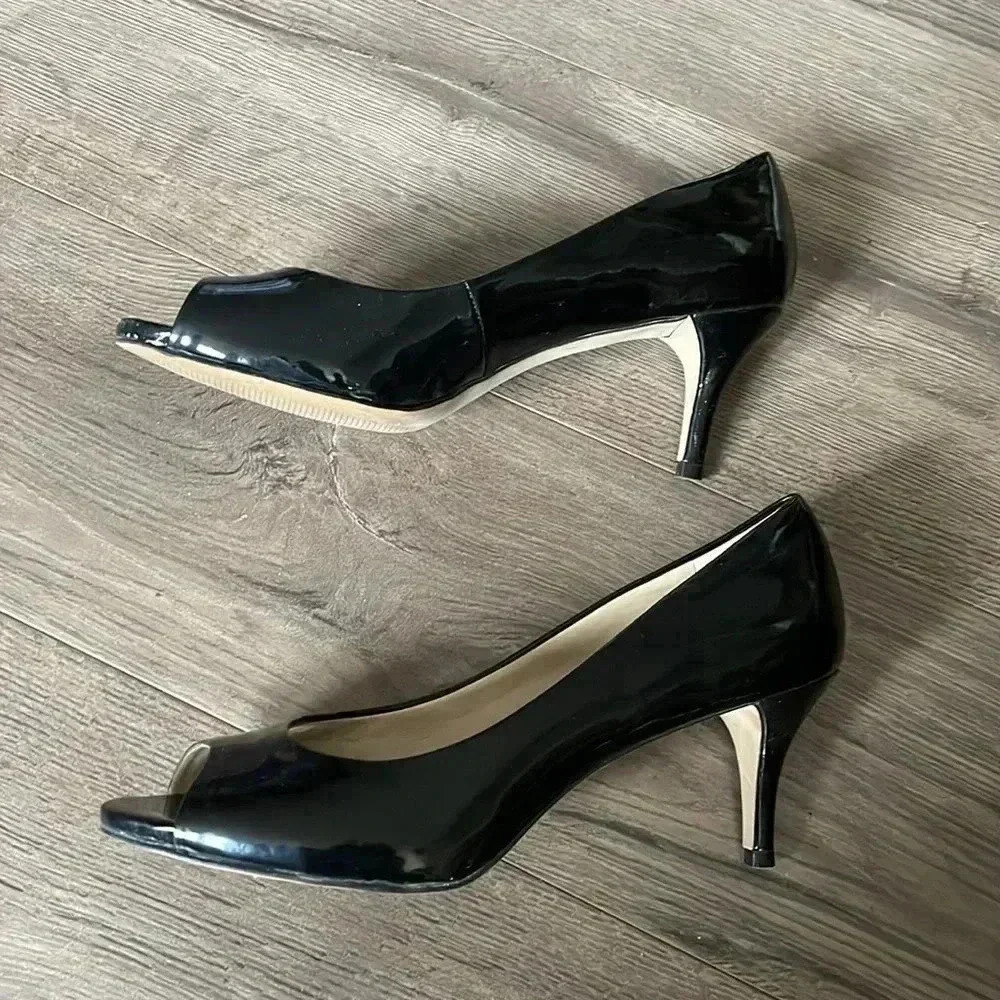 EllenTracy Womens 8M Vanna Pump Heels Slip On Black Patent  Leather Peep Toe